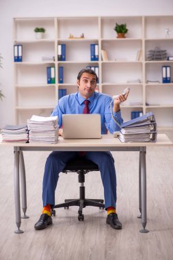 Genç bir erkek işçi aşırı işten memnun değil.