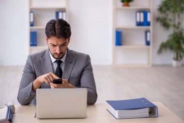 Ofiste çalışan genç bir erkek.