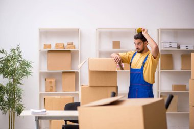 Genç erkek müteahhit evde yer değiştiriyor.