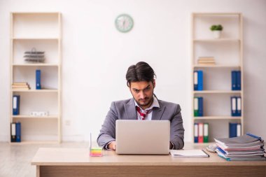 Ofiste çalışan genç işadamı.