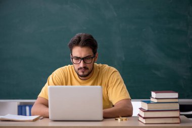 Telekulasyon konseptinde genç bir erkek öğrenci.