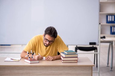 Sınavlara hazırlanan genç bir erkek öğrenci.