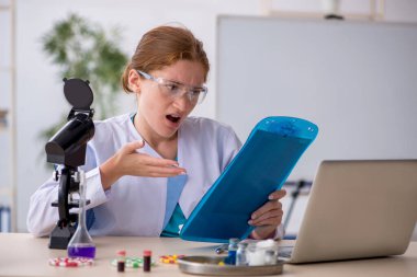 Genç kadın kimyager uyuşturucu sentezi konsepti