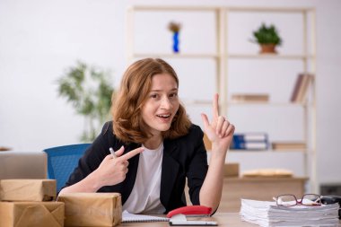 Kutu teslimat servisinde çalışan genç bir kadın.