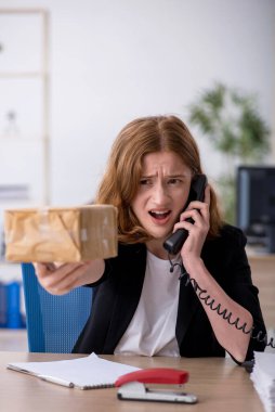 Kutu teslimat servisinde çalışan genç bir kadın.