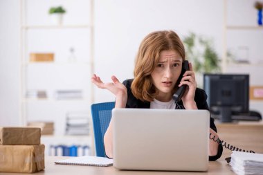 Kutu teslimat servisinde çalışan genç bir kadın.