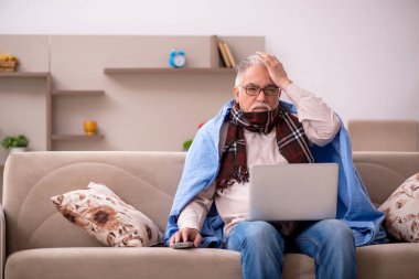 Yaşlı adam evde acı çekiyor.