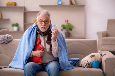 Yaşlı adam evde acı çekiyor.