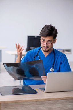 Klinikte çalışan genç bir erkek radyolog.