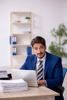 Ofiste çalışan genç bir erkek.