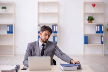 Ofiste çalışan genç bir erkek.