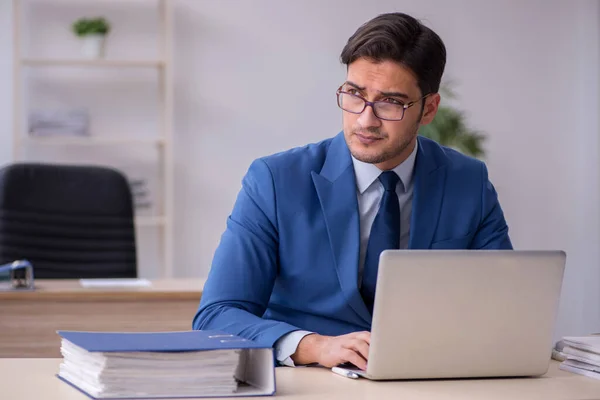 Jonge mannelijke werknemer op kantoor — Stockfoto