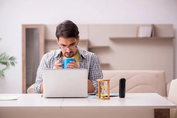 Joven freelancer masculino tomando café durante el descanso —  Fotos de Stock