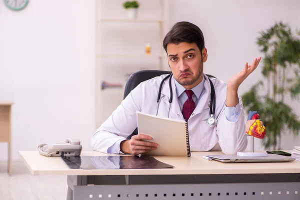 Jeune médecin cardiologue travaillant à la clinique — Photo