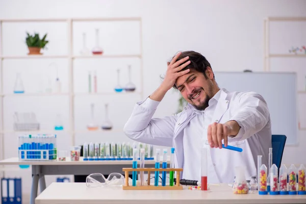 Junger männlicher Chemiker im Konzept der Drogensynthese — Stockfoto