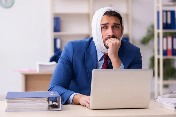 Young male employee suffering from toothache at workplace — Stock Photo, Image