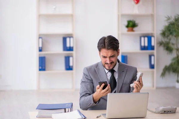 Jeune employé masculin travaillant au bureau — Photo