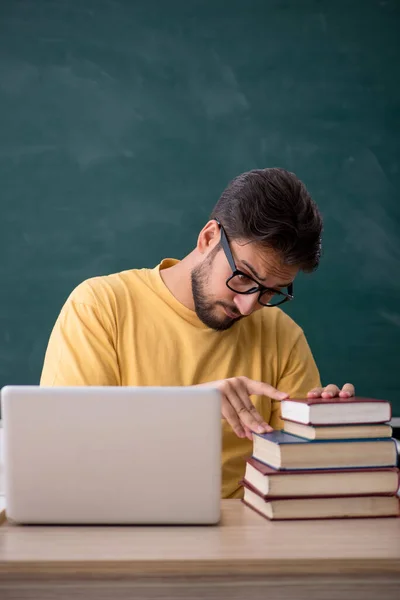 Mladý student v telestudijním konceptu — Stock fotografie