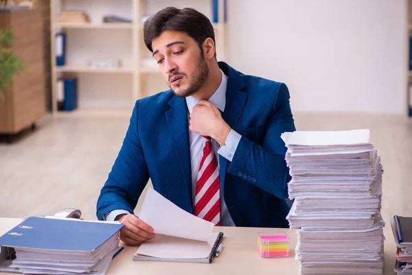 Jovem empresário empregado infeliz com excesso de trabalho no escritório — Fotografia de Stock