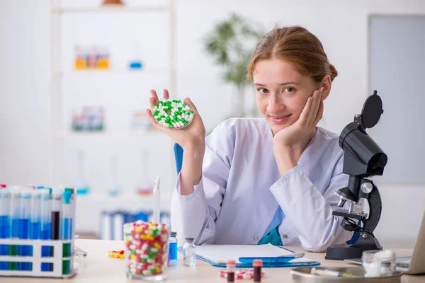 Giovane chimica femminile nel concetto di sintesi dei farmaci — Foto Stock