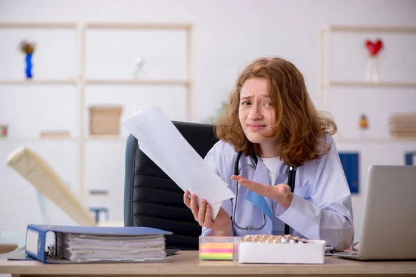 Ung kvinnlig läkare som arbetar på kliniken — Stockfoto