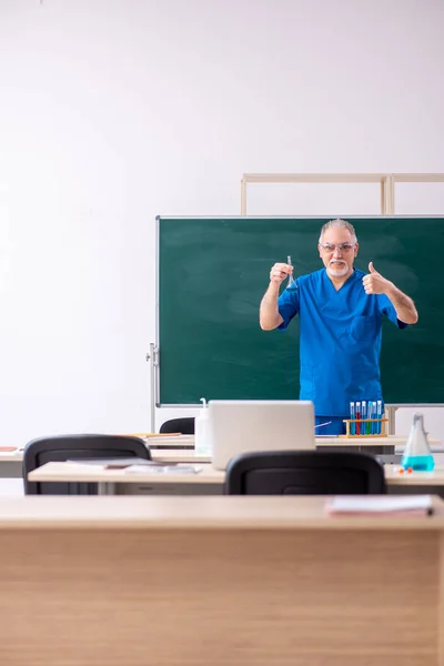 Alt männlich lehrer chemiker im die klasse — Stockfoto