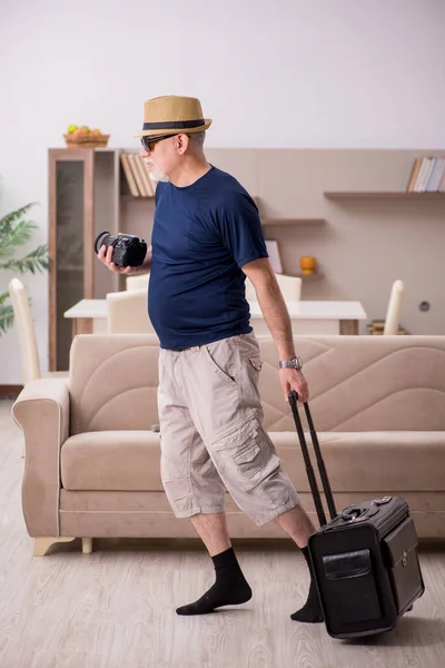 Oude man bereidt zich voor op reis naar huis — Stockfoto