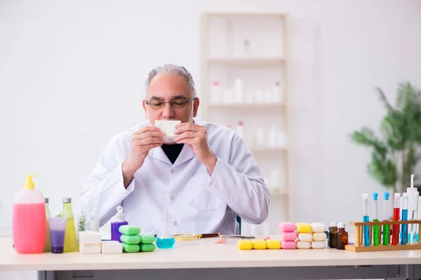 Viejo químico probando jabón en el laboratorio — Foto de Stock