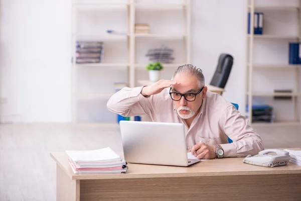 Viejo empleado que trabaja en el lugar de trabajo —  Fotos de Stock