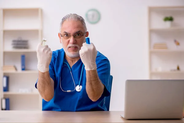 Old male doctor in vaccination concept — Stock Photo, Image