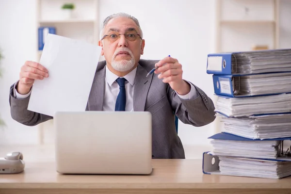 Velho funcionário masculino infeliz com excesso de trabalho no escritório — Fotografia de Stock