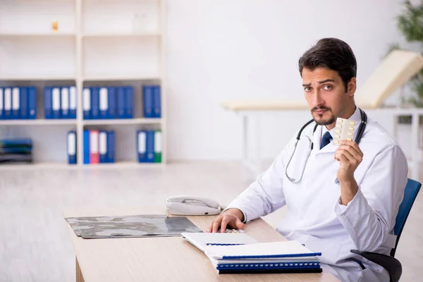 Jeune homme médecin travaillant à la clinique — Photo