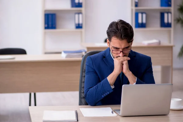 Jeune employé masculin travaillant au bureau — Photo