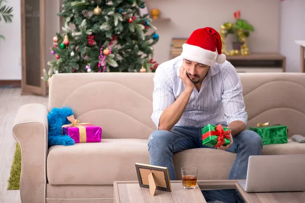 Joven celebrando la Navidad en casa solo —  Fotos de Stock