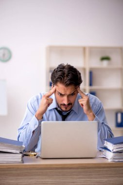 Ofiste çalışan genç bir erkek.