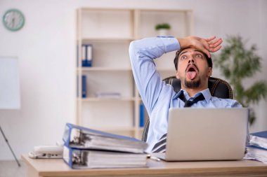 Ofiste çalışan genç bir erkek.