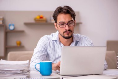 Salgın sırasında evden çalışan genç bir işadamı