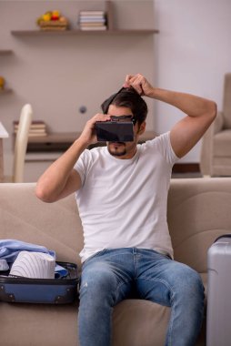 Genç adam eve gitmeye hazırlanıyor.