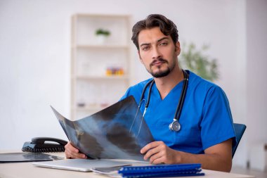 Klinikte çalışan genç bir erkek radyolog.