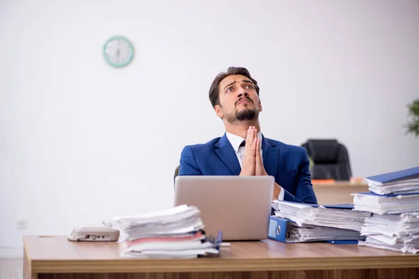 Jonge mannelijke werknemer en te veel werk op kantoor — Stockfoto