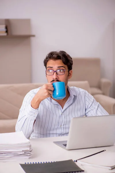 Jeune homme d'affaires travaillant à domicile pendant la pandémie — Photo