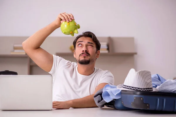 Joven preparándose para el viaje a casa — Foto de Stock