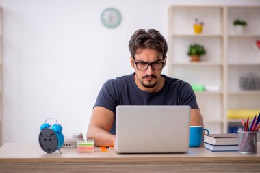 Ofiste çalışan genç erkek tasarımcı.