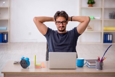 Ofiste çalışan genç erkek tasarımcı.