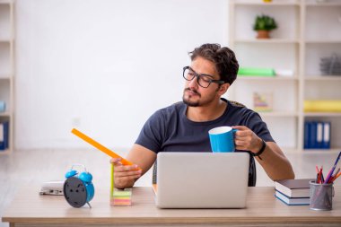 Ofiste çalışan genç erkek tasarımcı.