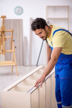 Evde çalışan genç erkek marangoz.