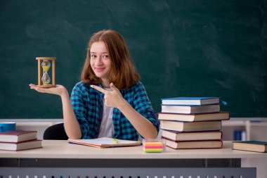 Zaman yönetimi konseptinde genç bayan öğrenci