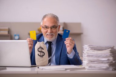 Eski erkek patron evde maaş konseptiyle çalışıyor.