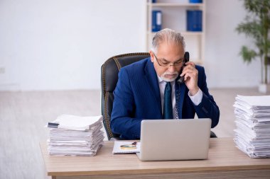 Eski erkek çalışanım ve ofiste çok işim var.