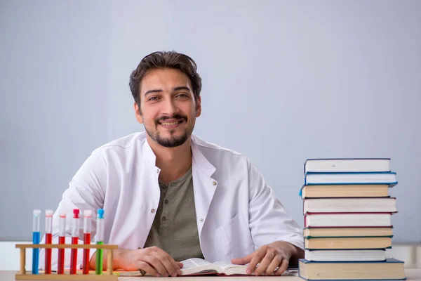 Jovem professor de química do sexo masculino na frente do quadro branco — Fotografia de Stock